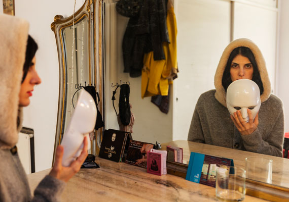 Denise Yañez, actriz que interpreta a Ofelia en la obra de teatro 'Aproximaciones a Shakespeare' de la directora Norma Angeleri. En el espacio cultural LA CASA. Denise posa para la cámara, en el marco del reportaje visual realizado el jueves 28 de junio de 2018, en Buenos Aires. PABLO FERRAUDI/ARGRA ESCUELA.