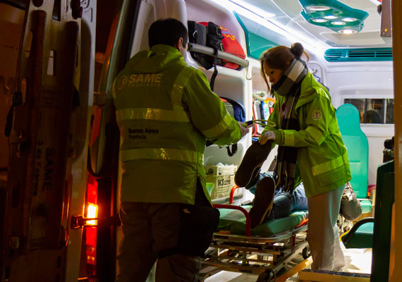 Médicos del SAME (Sistema de Atención Medica de Emergencia) atienden a uno de los accidentados en un choque ocurrido entre dos motocicletas, en la intersección de las calles Olavarria y Cafferata. El 17 de junio de 2018 en la localidad de Caseros, Buenos Aires. PABLO FERRAUDI/ARGRA ESCUELA.
