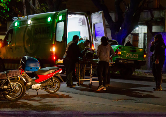 Médicos del SAME (Sistema de Atención Medica de Emergencia) atienden a uno de los accidentados en un choque ocurrido entre dos motocicletas, en la intersección de las calles Olavarria y Cafferata. Personal policial y transeúntes observan la escena. El 17 de junio de 2018 en la localidad de Caseros, Buenos Aires. PABLO FERRAUDI/ARGRA ESCUELA.