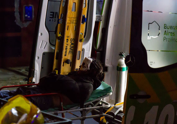 Persona accidentada, ingresando a la ambulancia del SAME (Sistema de Atención Medica de Emergencia), debido a un choque ocurrido entre dos motocicletas, en la intersección de las calles Olavarria y Cafferata. Esta persona viaja en una de las motos como acompañante sin casco. El 17 de Junio de 2018 en la localidad de Caseros, Buenos Aires. PABLO FERRAUDI/ARGRA ESCUELA.