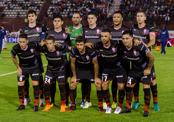 Fecha 25, Superliga de futbol Argentino. Club Atletico HURACAN, forman de izquierda a derecha. Arriba: Pussetto, Salcedo, Diaz, Mendoza, Chavez, Nervo. Abajo: Bogado, Silva, Araujo, Calello, Alvarez. Estadio Tomas A. Ducco, Buenos Aires, el 28 de abril de 2018. PABLO FERRAUDI/ARGRAESCUELA