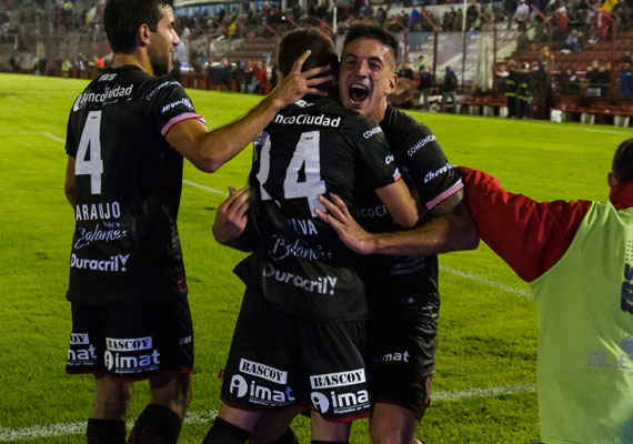 Fecha 25, Superliga de futbol Argentino. Araujo y Mendoza, abrazan a Silva luego del gol. Estadio Tomas A. Ducó, Buenos Aires, el 28 de abril de 2018. PABLO FERRAUDI/ARGRAESCUELA.