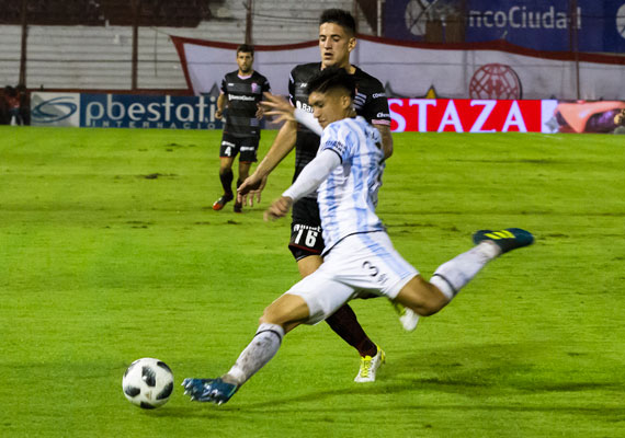 Fecha 25, Superliga de futbol argentino. Despeje de Nahuel Zarate (C.A.T). Estadio Tomas A. Ducó, Buenos Aires, el 28 de abril de 2018. PABLO FERRAUDI/ARGRAESCUELA.