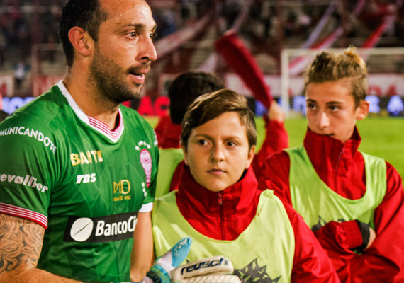 Fecha 25, Superliga de futbol argentino. Marcos Diaz  (arquero de HURACAN) luego de terminar el partido contra C.A.T. Estadio Tomas A. Ducó, Buenos Aires, el 28 de abril de 2018. PABLO FERRAUDI/ARGRAESCUELA.