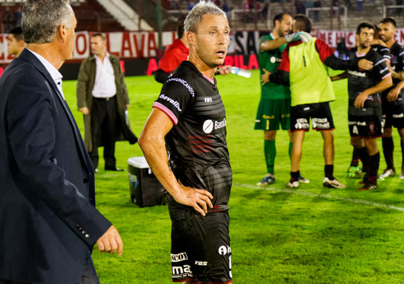 Fecha 25, Superliga de futbol argentino. Centro de la imagen, Israel Damonte jugador de HURACAN luego de terminar el partido contra C.A.T. Estadio Tomas A. Ducó, Buenos Aires, el 28 de abril de 2018. PABLO FERRAUDI/ARGRAESCUELA.