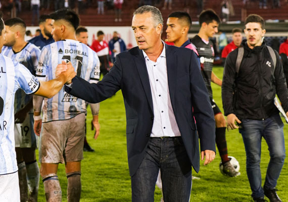 Fecha 25, Superliga de futbol argentino. Saludo de Gustavo Alfaro (DT HURACAN) con Hernán Hechalar (Delantero C.A.T). Estadio Tomas A. Ducó, Buenos Aires, el 28 de abril de 2018. PABLO FERRAUDI/ARGRAESCUELA.