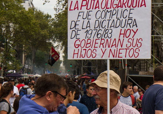 Manifestante posa para retrato en el marco de la marcha en conmemoración por el día de la memoria, 24 de marzo 2018. FOTO: PABLO FERRAUDI/AGRA ESCUELA.