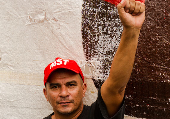 Manifestante del Movimiento Socialista de trabajadores (MST) posa para retrato en el marco de la marcha en conmemoración por el día de la memoria, 24 de marzo 2018. FOTO: PABLO FERRAUDI/AGRA ESCUELA.
