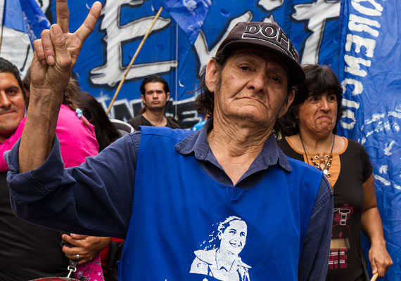 Manifestante del Movimiento Evita posa para retrato en el marco de la marcha en conmemoración por el día de la memoria, 24 de marzo 2018. FOTO: PABLO FERRAUDI/AGRA ESCUELA.