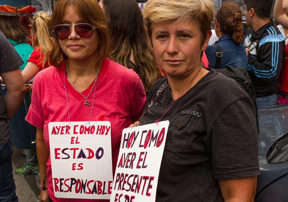 Manifestantes posan para retrato en el marco de la marcha en conmemoración por el día de la memoria, 24 de marzo 2018. FOTO: PABLO FERRAUDI/AGRA ESCUELA.