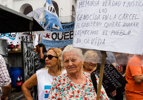 Manifestante posa para retrato en el marco de la marcha en conmemoración por el día de la memoria, 24 de marzo 2018. FOTO: PABLO FERRAUDI/AGRA ESCUELA.