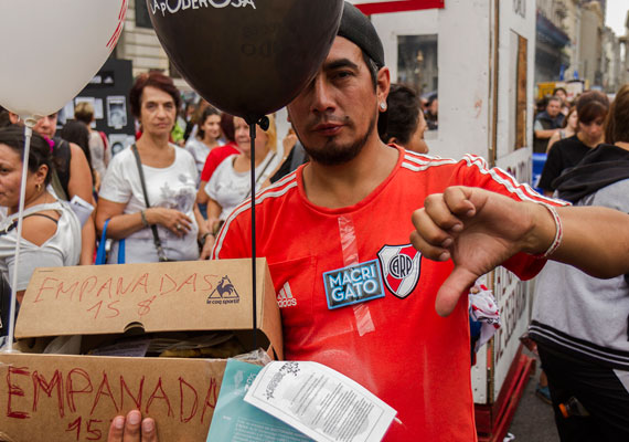Manifestante del Movimiento La Poderosa posa para retrato en el marco de la marcha en conmemoración por el día de la memoria, 24 de marzo 2018. FOTO: PABLO FERRAUDI/AGRA ESCUELA.