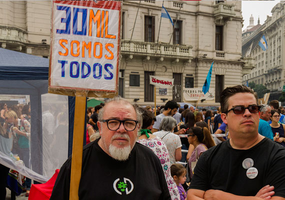 Manifestantes posan para retrato en el marco de la marcha en conmemoración por el día de la memoria, 24 de marzo 2018. FOTO: PABLO FERRAUDI/AGRA ESCUELA.
