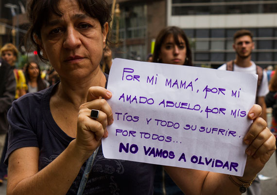 Manifestante posa para retrato en el marco de la marcha en conmemoración por el día de la memoria, 24 de marzo 2018. FOTO: PABLO FERRAUDI/AGRA ESCUELA.