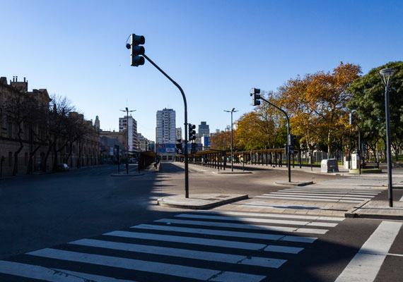 EEn Plaza Miserene dársenas de colectivos vacías, debido al paro general de transportes. Lunes 25 de junio, en Buenos Aires. PABLO FERRAUDI/ARGRA ESCUELA