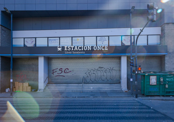 Estación de Ferrocarril Sarmiento, estación ONCE cerrada, debido al paro general de transportes. Lunes 25 de junio, en Buenos Aires. PABLO FERRAUDI/ARGRA ESCUELA