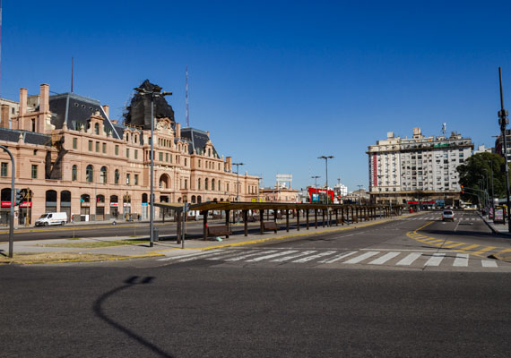 En Plaza Constitución, dársenas de colectivos vacías, debido al paro general de transportes. Lunes 25 de junio, en Buenos Aires. PABLO FERRAUDI/ARGRA ESCUELA