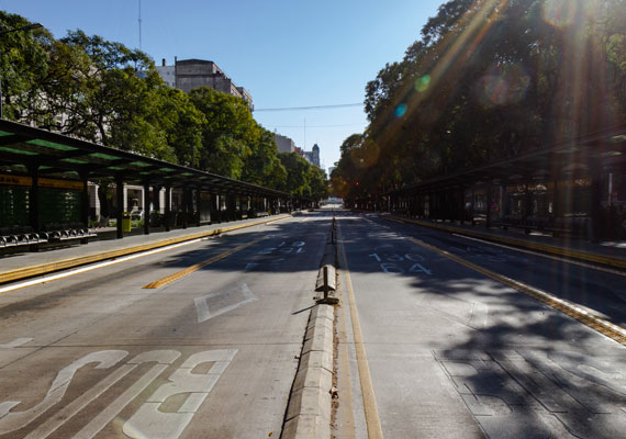 Carriles preferenciales del metrobus del bajo porteño vacíos, debido al paro general de transportes. Lunes 25 de junio, en Buenos Aires. PABLO FERRAUDI/ARGRA ESCUELA