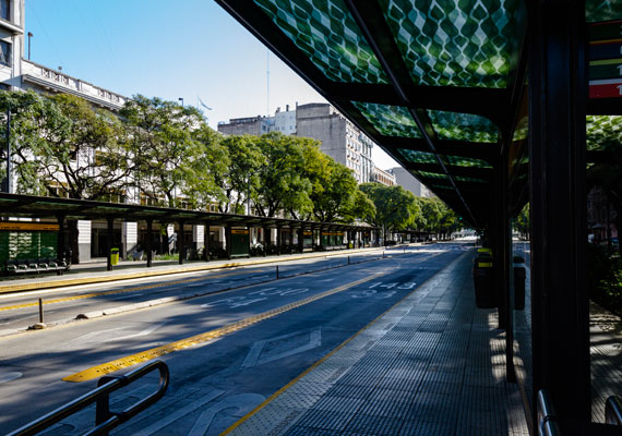 Estación de metrobus del bajo porteño vacías, debido al paro general de transportes. Lunes 25 de junio, en Buenos Aires. PABLO FERRAUDI/ARGRA ESCUELA