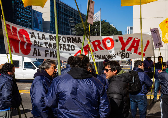 Manifestantes de la línea de colectivo 60, manifestando en el Obelisco de la ciudad de Buenos Aires, debido al paro general de transportes. Lunes 25 de junio, en Buenos Aires. PABLO FERRAUDI/ARGRA ESCUELA