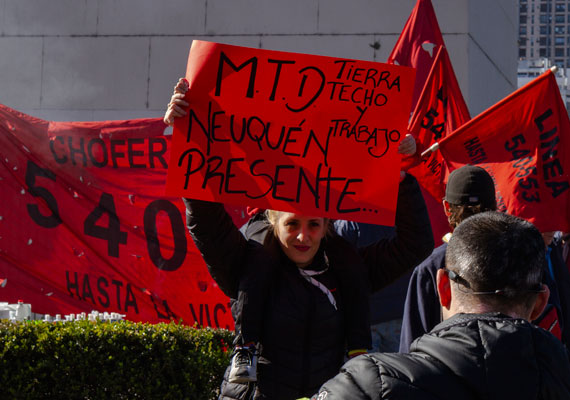 Manifestantes de diferentes agrupaciones, manifestando en el Obelisco de la ciudad de Buenos Aires, debido al paro general de transportes. Lunes 25 de junio, en Buenos Aires. PABLO FERRAUDI/ARGRA ESCUELA