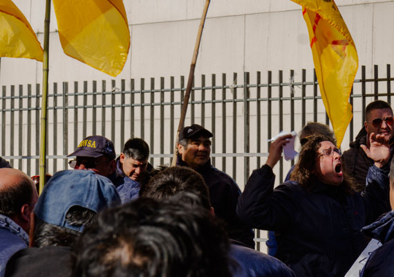 Manifestantes de la línea de colectivo 60, manifestando en el Obelisco de la ciudad de Buenos Aires, debido al paro general de transportes. Lunes 25 de junio, en Buenos Aires. PABLO FERRAUDI/ARGRA ESCUELA