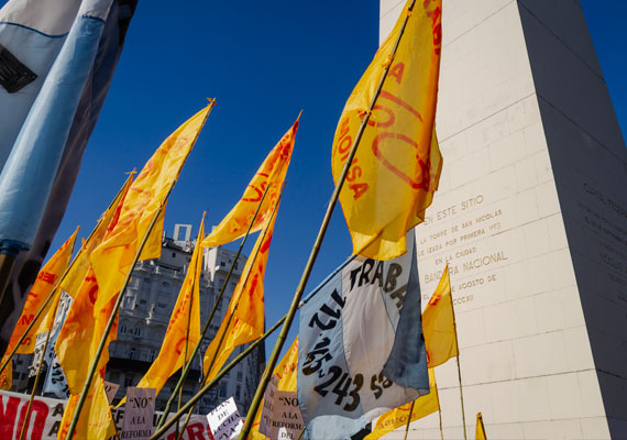 Manifestantes de la línea de colectivo 60, manifestando en el Obelisco de la ciudad de Buenos Aires, debido al paro general de transportes. Lunes 25 de junio, en Buenos Aires. PABLO FERRAUDI/ARGRA ESCUELA