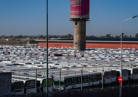 Terminal de colectivo Línea 28, con todos sus móviles estacionados, debido al paro general de transportes. Lunes 25 de junio, Puente La Noria en Buenos Aires. PABLO FERRAUDI/ARGRA ESCUELA