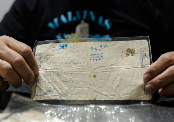 Ex combatiente de Malvinas Roberto Rubén Risini muestra telegrama enviado durante la guerra a su familia en Buenos Aires 06 de Abril 2018. Foto: PABLO FERRAUDI/ARGRA ESCUELA.
