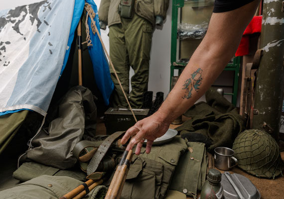 Ex combatiente de Malvinas Roberto Ruben Risini muestra parte del equipo que usaban en combate, con todo el equipo completo, incluidas las armas llevaban, más de 20 kilos de peso. En Buenos Aires 06 de abril 2018. Foto: PABLO FERRAUDI/ARGRA ESCUELA.