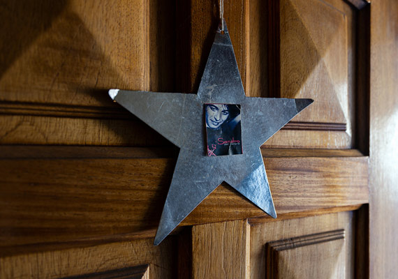 Estrella de cartón con imagen de Sandro cuelga de la puerta de Luisa Paz en su casa en Florencio Varela, Provincia de Buenos Aires, el martes 14 de agosto de 2018. <br>
Luisa, 61 años, soltera, jubilada, es una de las “nenas de Sandro”, nombre con el cual el cantante denominaba a sus seguidoras. Según Luisa su devoción por este artista es la razón de su existencia desde que lo vio en televisión por primera vez en 1964 cuando ella tenía siete años. Roberto Sánchez, mejor conocido como Sandro, falleció en Buenos Aires el 4 de enero de 2010. PABLO FERRAUDI/ARGRA ESCUELA
