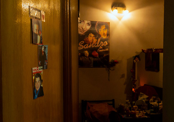 Puerta de entrada de la habitación de Luisa Paz en su casa en Florencio Varela, Provincia de Buenos Aires, el martes 14 de agosto de 2018. <br>
Luisa, 61 años, soltera, jubilada, es una de las “nenas de Sandro”, nombre con el cual el cantante denominaba a sus seguidoras. Según Luisa, su devoción por este artista es la razón de su existencia desde que lo vio en televisión por primera vez en 1964 cuando ella tenía siete años. Roberto Sánchez, mejor conocido como Sandro, falleció en  Buenos Aires el 4 de enero de 2010. PABLO FERRAUDI/ARGRA ESCUELA
