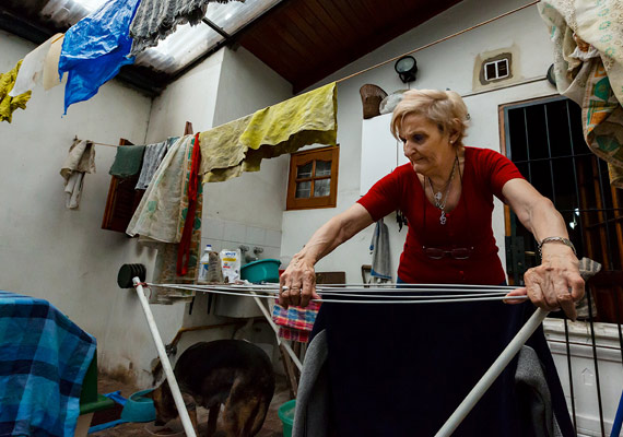 La vida continúa. Cada mañana, Paz cumple con energía su rutina de enderezar el endeble tendedero de metal antes de colgar la ropa.