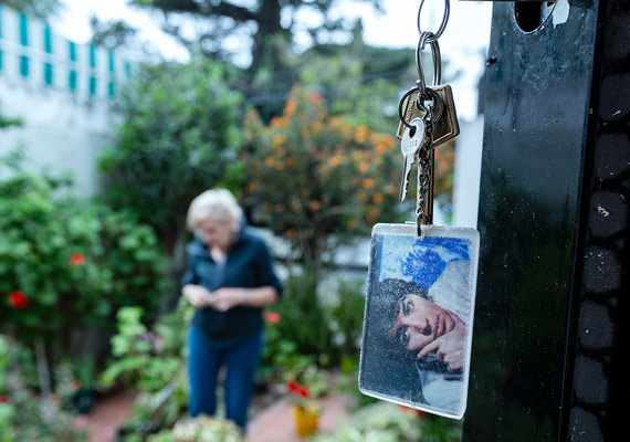 Señor de mi corazón. Sandro en primer plano, hasta en el llavero para abrir la puerta del florido jardín de la humilde casa de la familia Paz. 