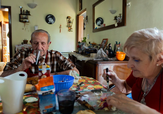 Compañeros de platea. Enrique Paz es jubilado, tiene 85 años, y alentó el fervor temprano de su hija. Él la llevó al primer recital de Sandro cuando era una niña.