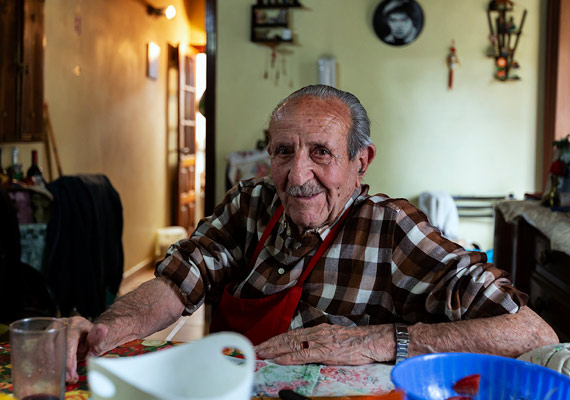 Enrique Paz, padre de Luisa Paz, posa para retrato, en Florencio Varela, Provincia de Buenos Aires, el miércoles 26 de septiembre de 2018. Enrique, 81 años, viudo, jubilado, es el papá de Luisa Paz, una de las “nenas de Sandro”, nombre con el cual el cantante
denominaba a sus seguidoras. <br>
Según Luisa su devoción por este artista es la razón de su existencia desde que lo vio en televisión por primera vez en 1964 cuando ella tenía siete años. Sandro falleció en Buenos Aires el 4 de enero de 2010. PABLO FERRAUDI/ARGRA ESCUELA
