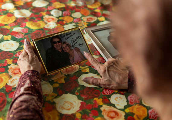 Luisa Paz, señala la última foto que se tomó con Sandro en persona, en Florencio Varela, Provincia de Buenos Aires, el martes 14 de agosto de 2018. <br>
Luisa, 61 años, soltera, jubilada, es una de las ‘nenas de Sandro’, nombre con el cual el cantante denominaba a sus seguidoras. <br>
Según Luisa su devoción por este artista es la razón de su existencia desde que lo vio en televisión por primera vez en 1964 cuando ella tenía siete años. Sandro falleció en Buenos Aires el 4 de enero de 2010. PABLO FERRAUDI/ARGRA ESCUELA
