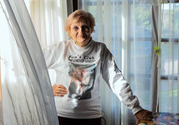 Luisa Paz, posa para retrato en su casa de Florencio Varela, Provincia de Buenos Aires, el martes 14 de agosto de 2018. <br>
Luisa, 61 años, soltera, jubilada, es una de las ‘nenas de Sandro’, nombre con el cual el cantante denominaba a sus seguidoras. <br>
Según Luisa su devoción por este artista es la razón de su existencia desde que lo vio en televisión por primera vez en 1964 cuando ella tenía siete años. Sandro falleció en Buenos Aires el 4 de enero de 2010. PABLO FERRAUDI/ARGRA ESCUELA
