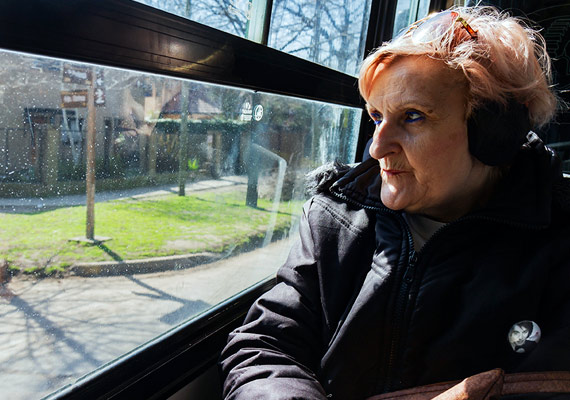 Luisa Paz viaja en el colectivo de la línea 266 de camino al cementerio Gloriam (Longchamps), en Burzaco, Provincia de Buenos Aires, el viernes 17 de agosto de 2018. <br>
Luisa, 61 años, soltera, jubilada, es una de las ‘nenas de Sandro’, nombre con el cual el cantante denominaba a sus seguidoras. <br>
Según Luisa su devoción por este artista es la razón de su existencia desde que lo vio en televisión por primera vez en 1964 cuando ella tenía siete años. Sandro falleció en Buenos Aires el 4 de enero de 2010. PABLO FERRAUDI/ARGRA ESCUELA
